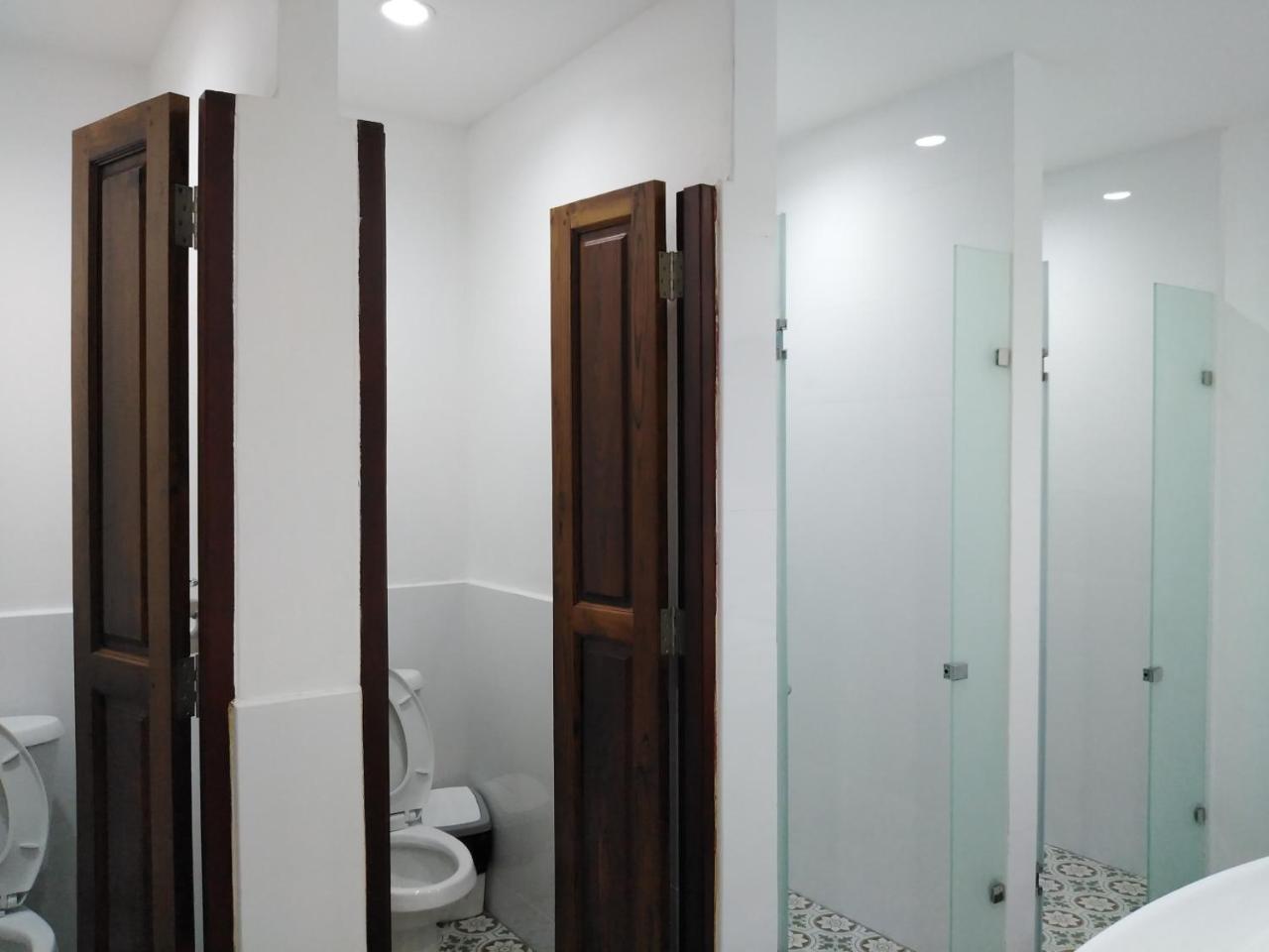 Wee Hostel Канчанабури Экстерьер фото